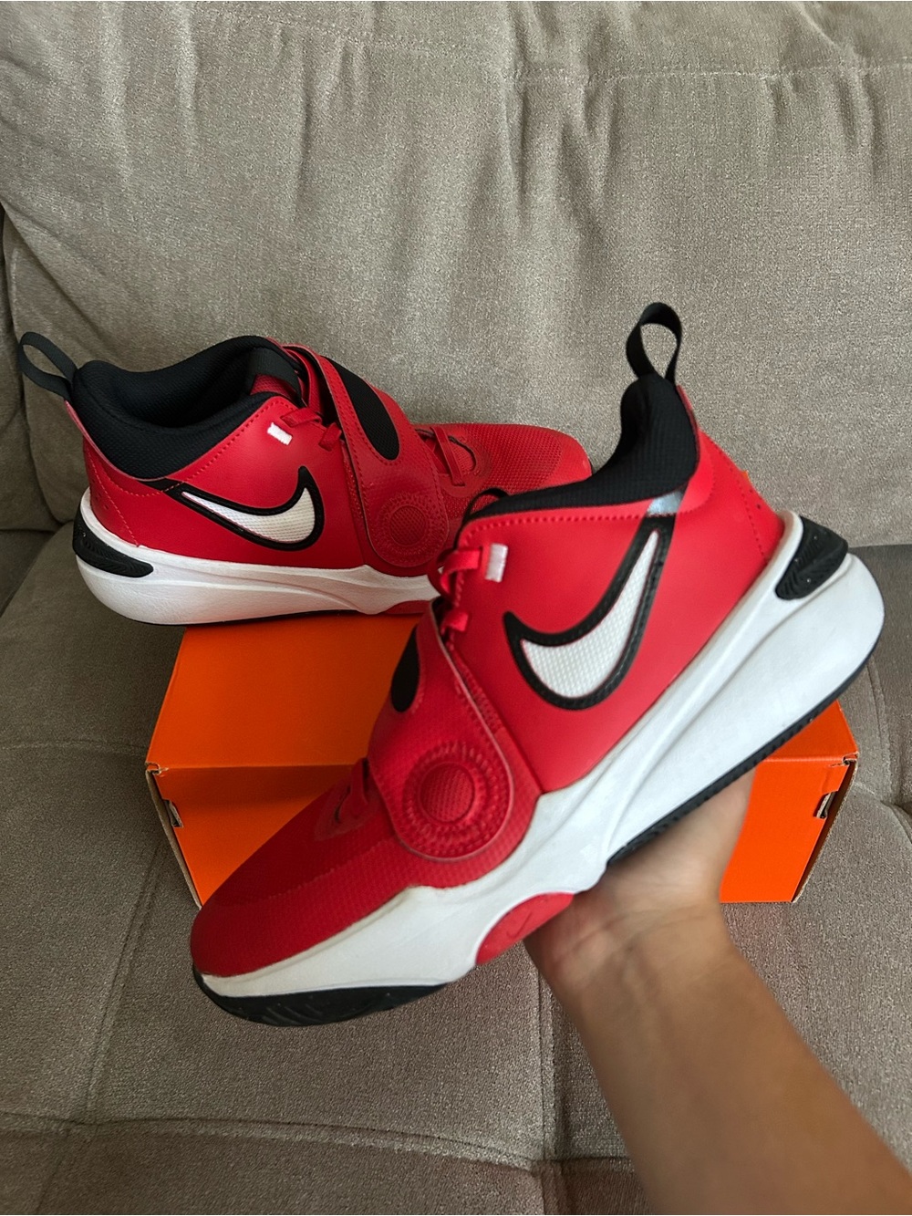 Kids Nike Team Hustle D11 GS Basketball Shoes Size 5.5Y